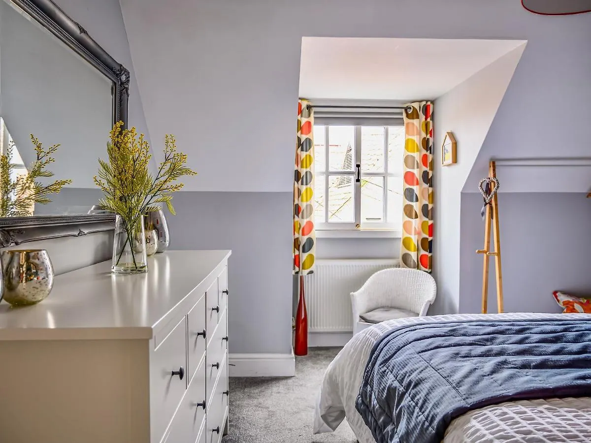 Endeavour Cottage Whitby 0*,